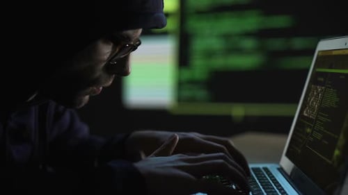 Hacker recorrendo a firewalls e proteção a dados confidenciais do governo