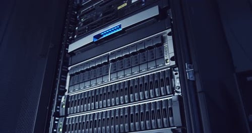 Gran sala de servidores de computadoras en un centro de datos