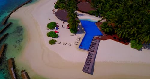 Natürlicher fliegender sauberer Blick auf einen weißen Sandstrand im Paradies und türkisfarbenem Wasserhintergrund