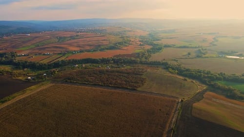 Coucher de soleil sur les champs de l'ouest de l'Ukraine. Vue aérienne.