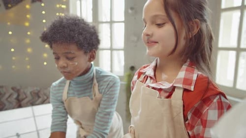 Chefkoch und Kinder kneten Teig mit Standmixer während des Kochens Masterclass
