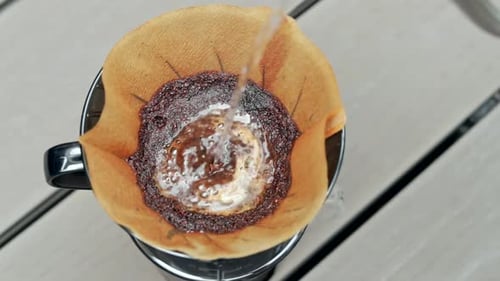 Zeitlupe der Kaffeezubereitung