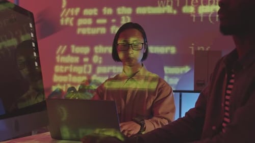Homens invadindo banco de dados no Dark Office
