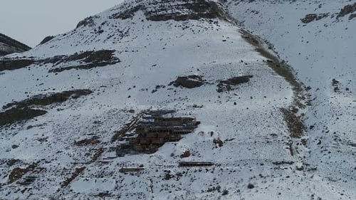 Construit sur le flanc d'une montagne en 1920 à l'extrémité sud de Genola, dans l'Utah, le Old Tintic Mill p