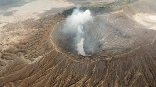 Aktiver Vulkan mit einem Krater