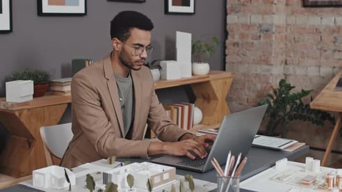 Architekt mit Laptop-Computer