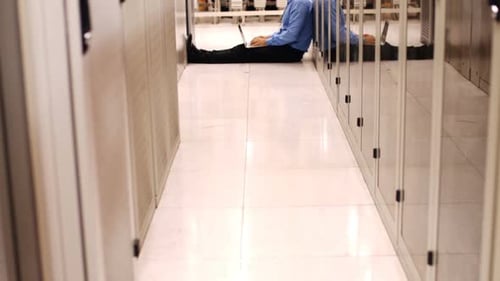Techniker arbeitet am Laptop im Flur
