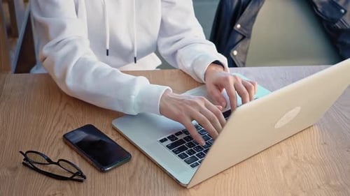 Porträt einer jungen kaukasischen Freelancerin, die einen Laptop benutzt, um in der Ferne zu arbeiten