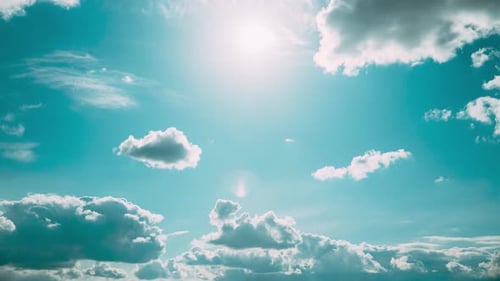 Bewölkter Himmel mit flauschigen Wolken