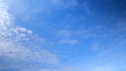 4K UHD: Zeitraffer des schönen Himmels mit Wolken-Hintergrund