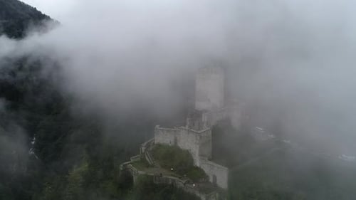 Historisches Gebäude im Nebel