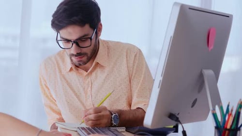 Gruppe kreativer Geschäftsleute, die sich am Schreibtisch am Arbeitsplatz unterhalten