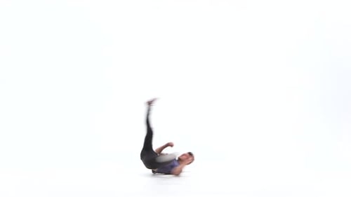 Man Is Dancing Breakdance auf weißem Hintergrund in schlichtem grauem T-Shirt und grauen Jeans