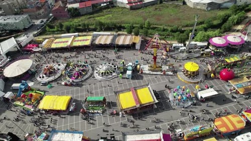 Parque de atracciones. Vista aérea de un recinto ferial en la ciudad