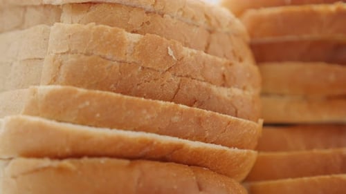 Toasten von Brotstücken Nahaufnahme Lebensmittelhintergrund langsame Neigung 4K 2160p 30fps UHD-Aufnahmen - Kippen auf Öl