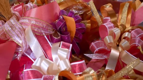 Assortiment de nœuds décoratifs colorés à offrir pour la Saint-Valentin et Noël