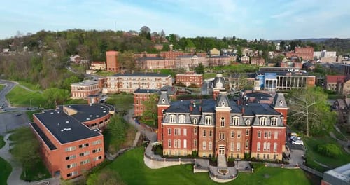 Edifícios do campus do centro da cidade de Woodburn Hall e West Virginia University. Estabelecimento da vida universitária WVU