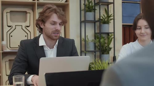 Colegas trabalhando em laptops