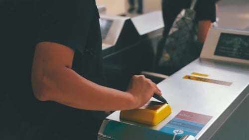 Personas indefinidas que usan tarjetas NFC y boletos en la terminal de metro