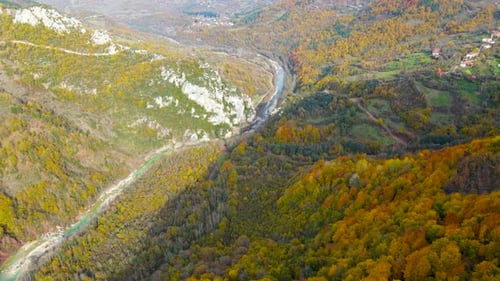 montagnes verdoyantes abruptes, forêt profonde et route de montagne, belle vallée et rivière