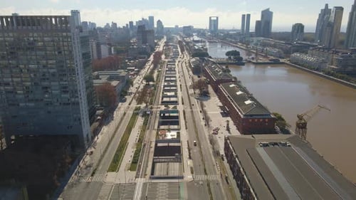 Vol aérien au-dessus de l'autoroute Paseo del Bajo dans le quartier de Puerto Madero à Buenos Aires