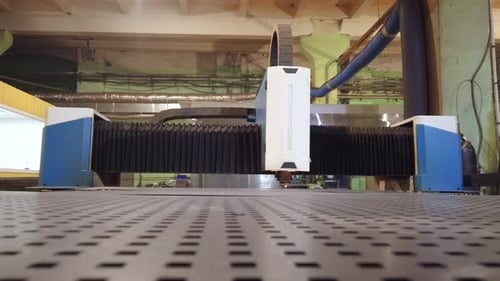 Die Maschine zum Laserschneiden von Metall macht das Schneiden eines Blechs.