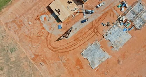 Vista aérea panorámica de la Fundación Pitt He, sitio de construcción de vigas de montaje, marcos de edificios, paredes