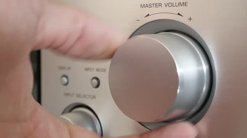Höhere Lautstärkeeinstellung auf dem Radrad Nahaufnahme 4K 2160p UltraHD-Filmmaterial - Silver Amplifier Master