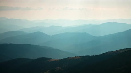 Zeitraffer. Morgennebel im Berg