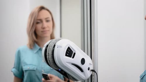 Robot de nettoyage au travail à domicile