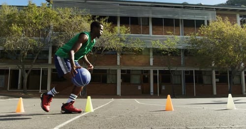 Joueur de basket pratiquant un exercice de dribble