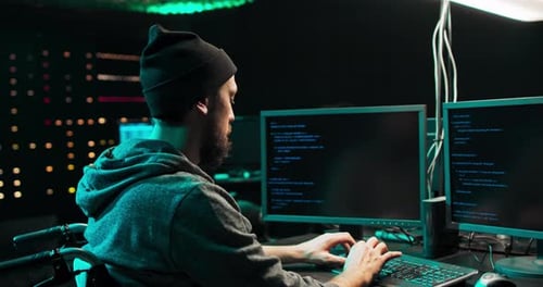 Hacker masculino usando teclado para digitar um malware perigoso no sistema bancário Hacker invade