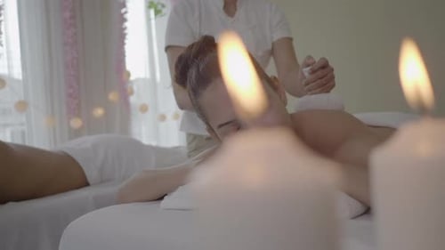 Schöne junge Frauenmassage Multiethnische Frauen entspannen sich im Spa-Center mit einer Therapie.