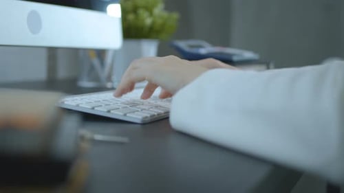 Mitarbeiter, der am Computer arbeitet