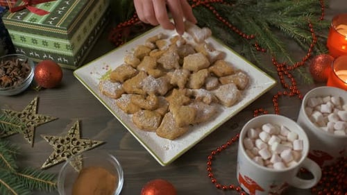 Lebkuchen auf Holztisch stellen. Weihnachts-Hintergrund.