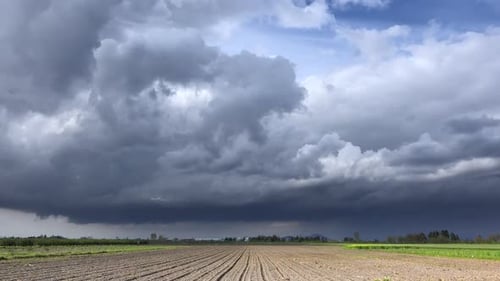 Conditions météorologiques et nuages variables sur les terres agricoles non cultivées