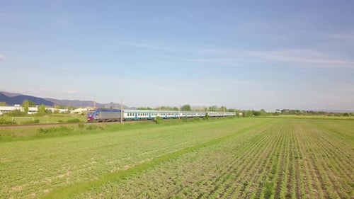 Train de voyageurs au-dessus de la prairie