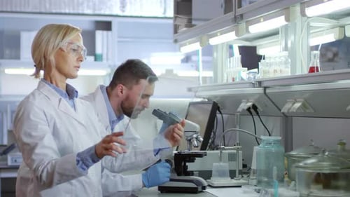Wissenschaftler nutzen Augmented-Reality-Bildschirm im Labor