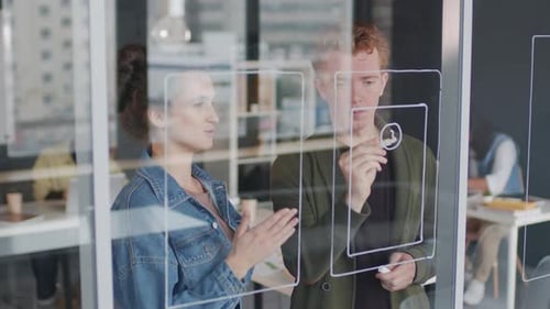 Junge UI-Designer diskutieren Ideen für ein Projekt