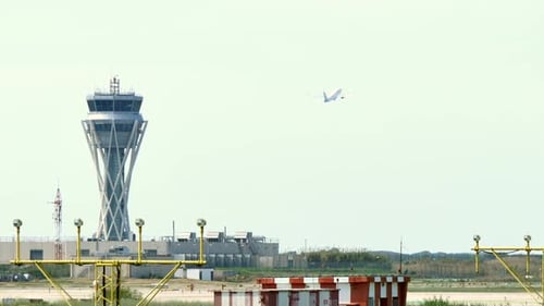 Radar-Verkehrskontrollturm des internationalen Flughafens Barcelona