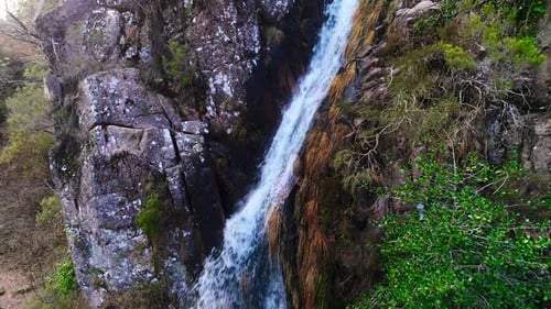 Água saindo da montanha