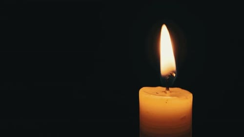 Kerzenflamme auf schwarzem Hintergrund Closeup