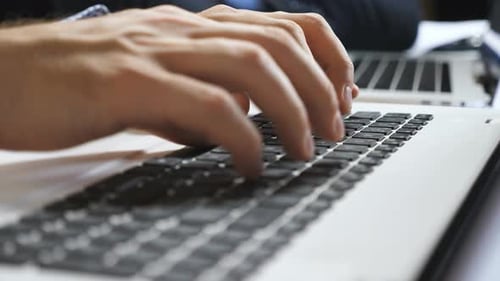 Gros plan des mains d'un entrepreneur tapant du texte sur le clavier d'un ordinateur portable au bureau