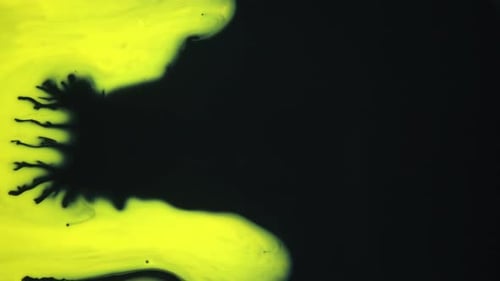 Mélange de peinture jaune et noire