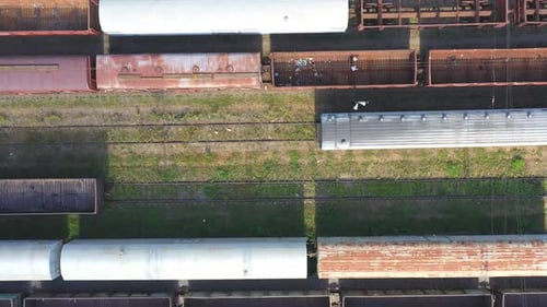 Voando acima de carruagens de carga na estação ferroviária