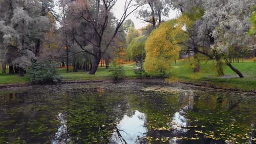 Die Schönheit eines Herbstparks in St.