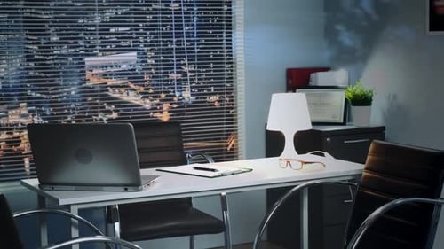 Ansicht des Arbeitsbüros mit Tisch, PC und anderen Dingen