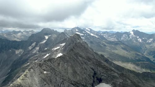 Vue aérienne des Alpes près de Zillertal en Autriche.