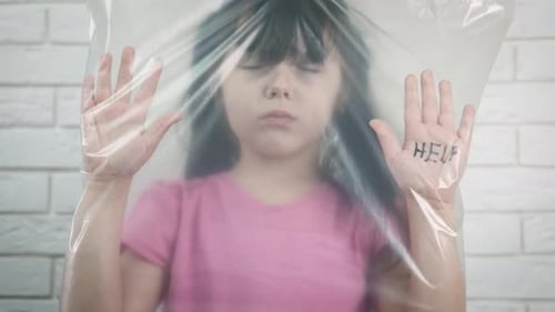 Suffoquant dans du plastique.
UN