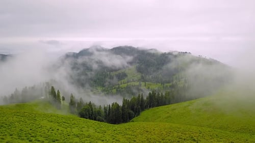 Blick aus der Höhe der Drohne über Wolken des Bergdorfes Bakhmaro Georgia